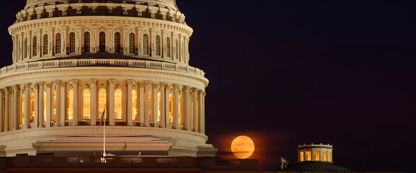 Capitole avec lune des récoltes