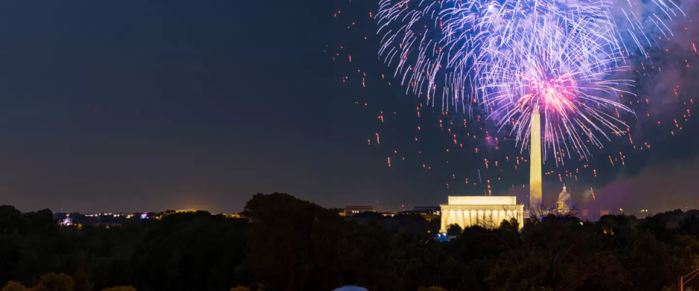 Das Feuerwerk am 4. Juli auf der National Mall in Washington DC mit den Lincoln- und Washington-Denkmälern im Hintergrund.
