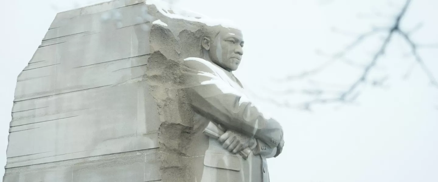 Monumento a Martin Luther King Jr en Washington, DC con una capa de nieve.