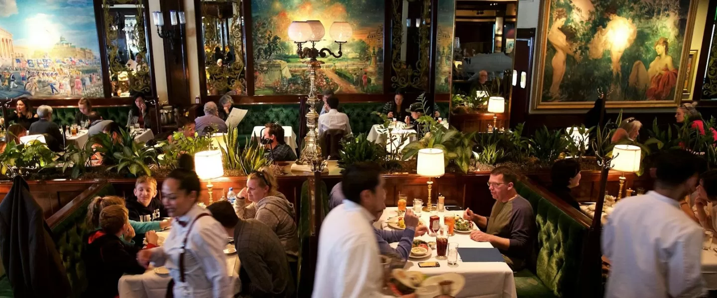 Im Inneren befindet sich ein geschäftiges Restaurant mit altmodischer Atmosphäre und dekorativer Kunst.