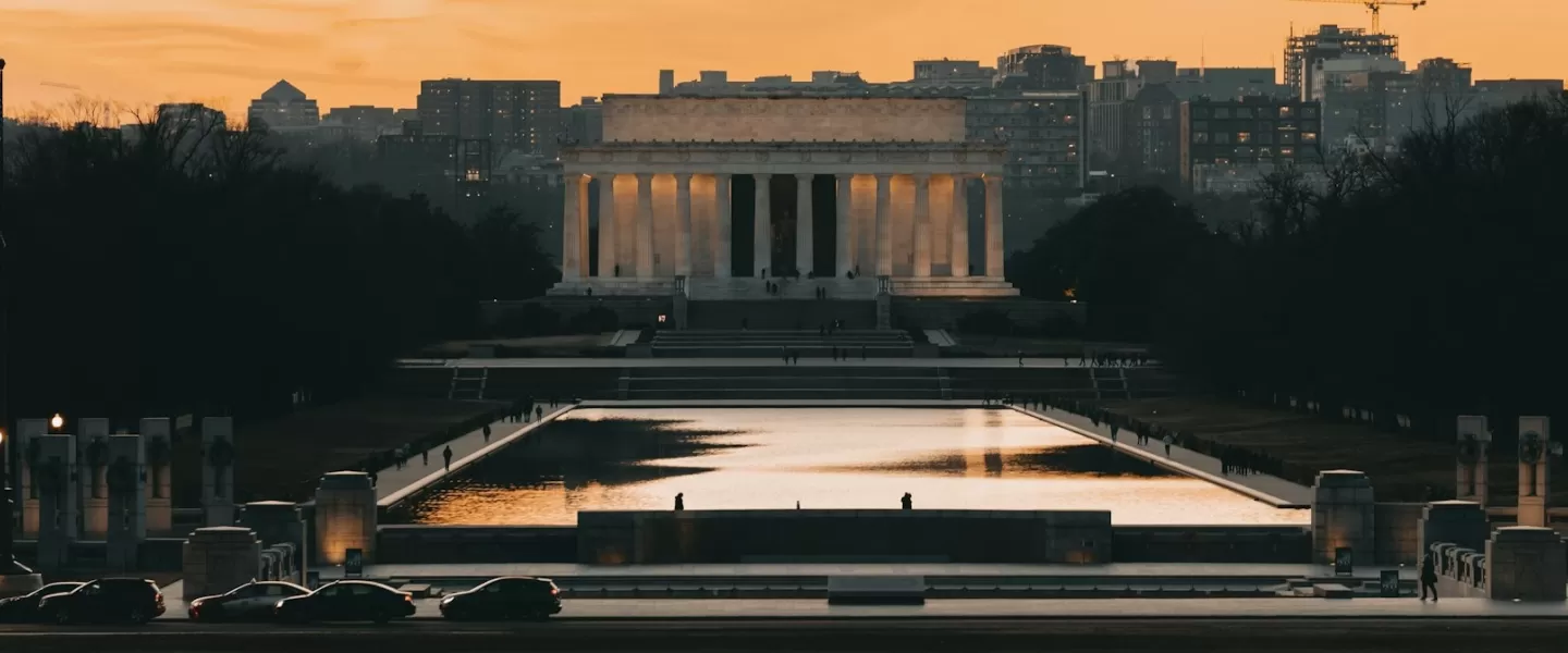 Vista do Lincoln Memorial e do espelho d'água ao pôr do sol.