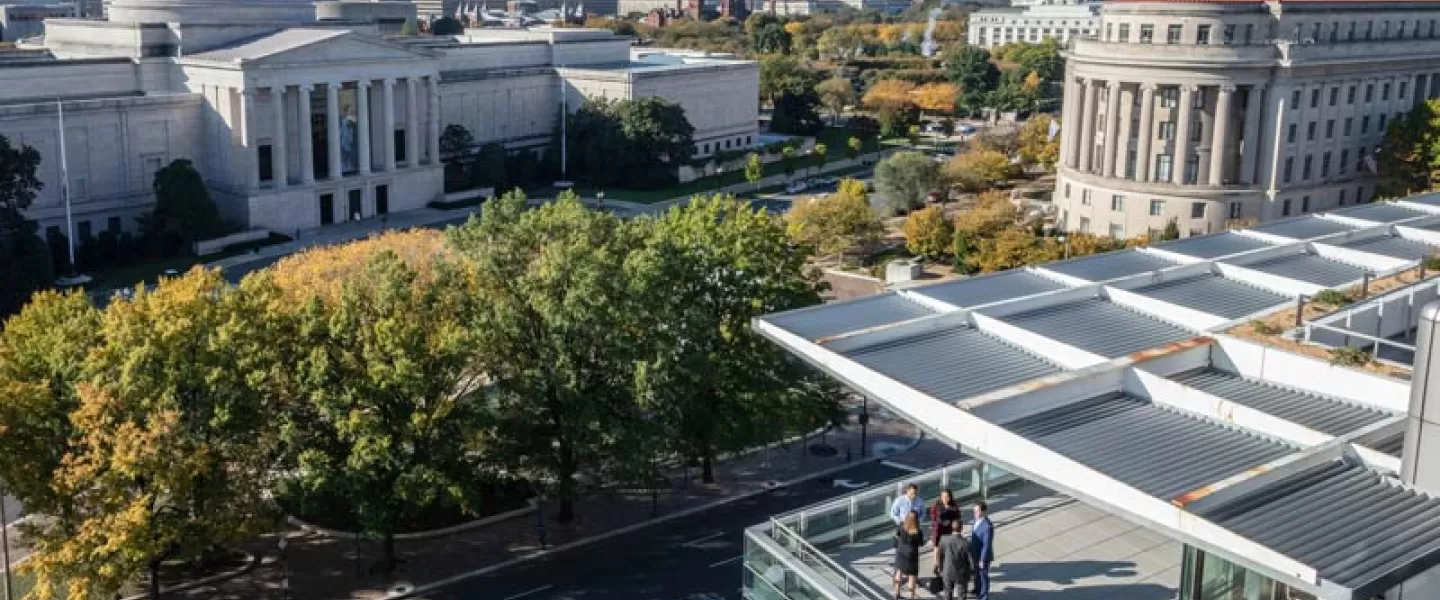 Reunião no terraço do Newseum com vista para os museus de Washington, DC e muito mais