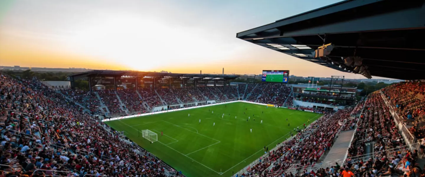 @dcunited - Audi Field ao pôr do sol durante um jogo de futebol profissional do DC United - Instalações esportivas em Washington, DC