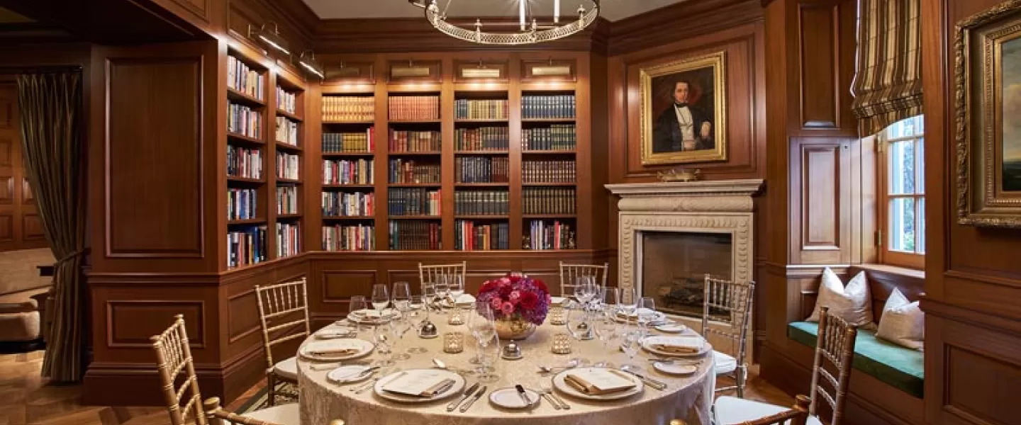 Espaços íntimos para reuniões e eventos em Washington, DC - The Jefferson Hotel's Book Room perto de Dupont Circle e Downtown DC