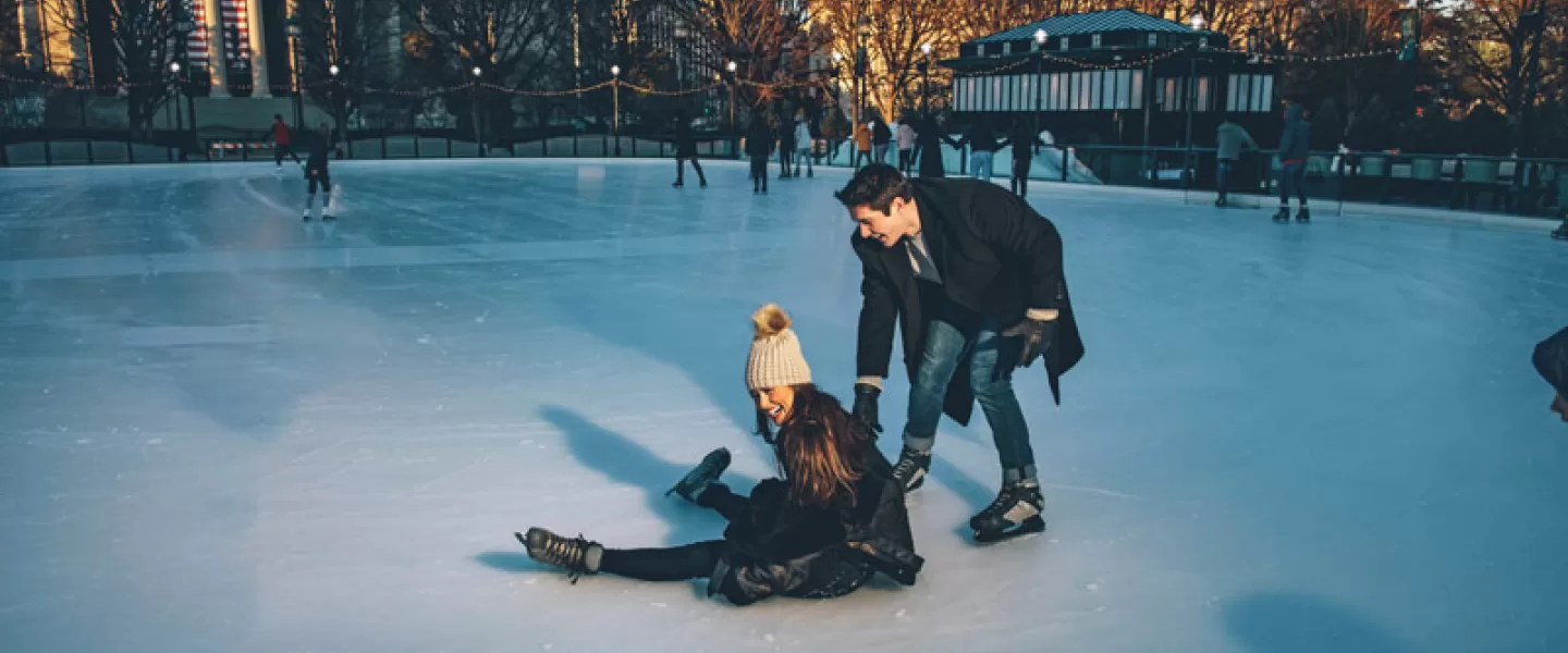 Par de patinaje sobre hielo en el Jardín de Esculturas de la Galería Nacional de Arte en el National Mall en Washington, DC