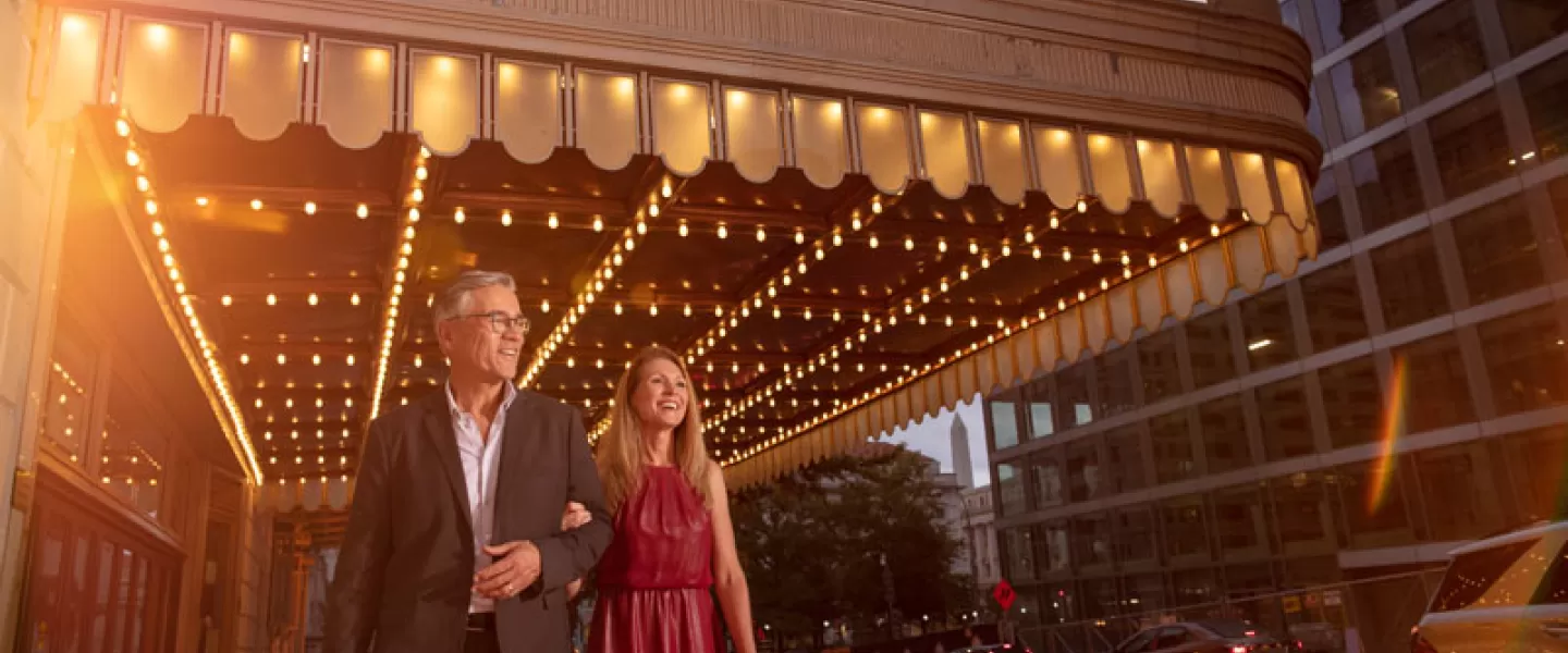 워싱턴 DC의 극장 및 공연 예술 - DC 시내의 워너 극장 천막 아래를 걷고 있는 커플