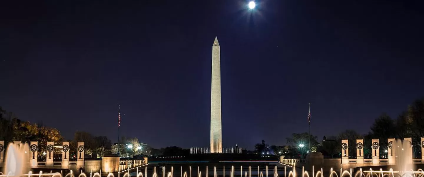 @djsinsear - National Mall di notte - Monumento a Washington e Memoriale della seconda guerra mondiale - Washington, DC