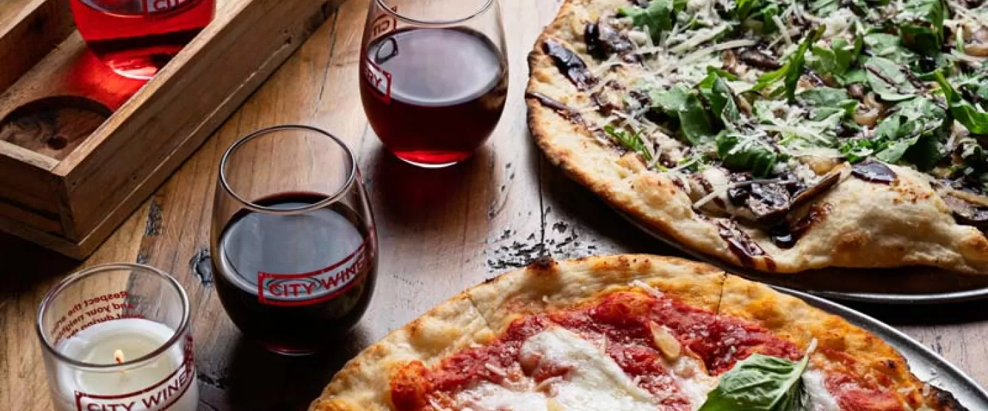 Pizzas e vinhos da City Winery em Ivy City - vinícola urbana, restaurante e espaço para eventos em Washington, DC