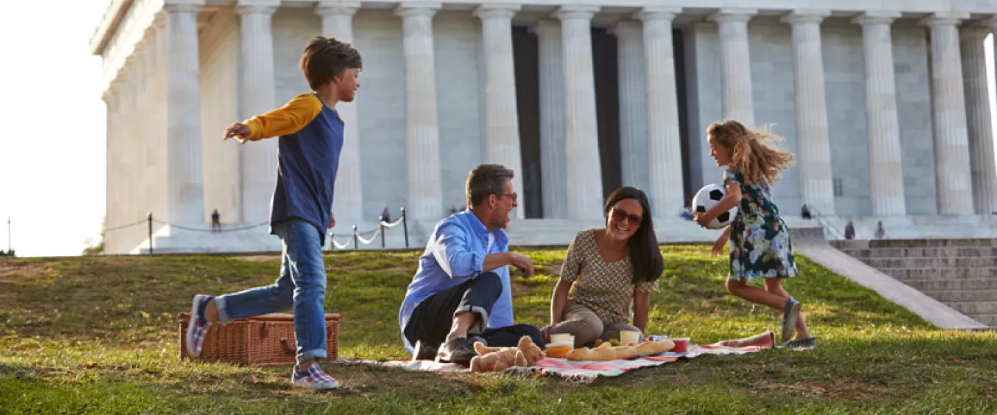 Piquenique da família no Lincoln Memorial no National Mall - Coisas para fazer em Washington, DC