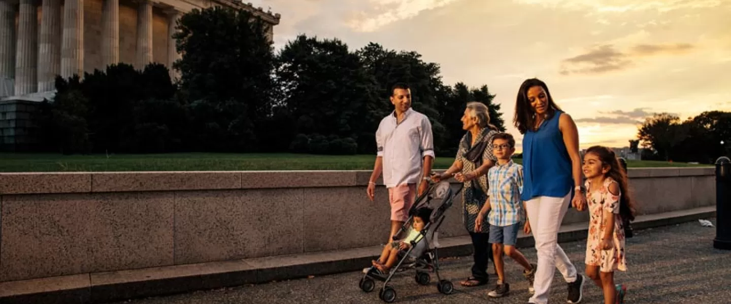 Famiglia che cammina sul National Mall - Come visitare i monumenti e i memoriali a Washington, DC