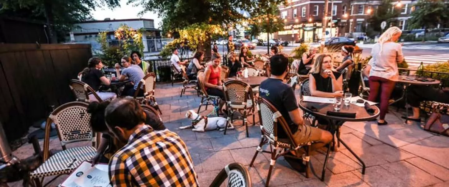 Los comensales disfrutan del patio al aire libre en la habitación 11 en Columbia Heights - Dónde comer y beber en Washington, DC