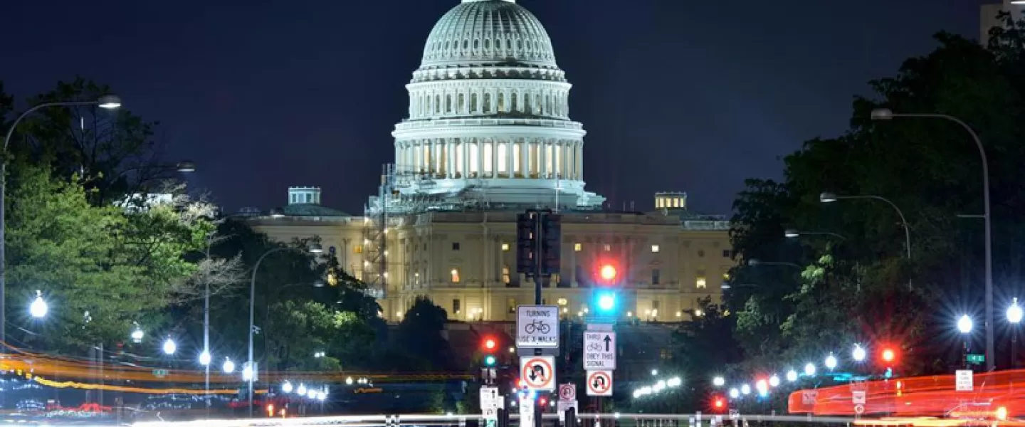 @louisludc - Lapso de tiempo de Pennsylvania Avenue y el Capitolio de los Estados Unidos en la noche - Washington, DC