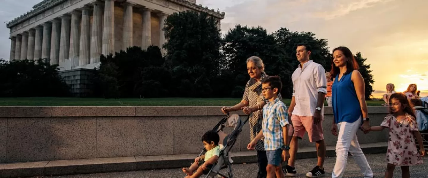 Familie zu Fuß auf der National Mall vor dem Lincoln Memorial an einem Sommerabend in Washington, DC