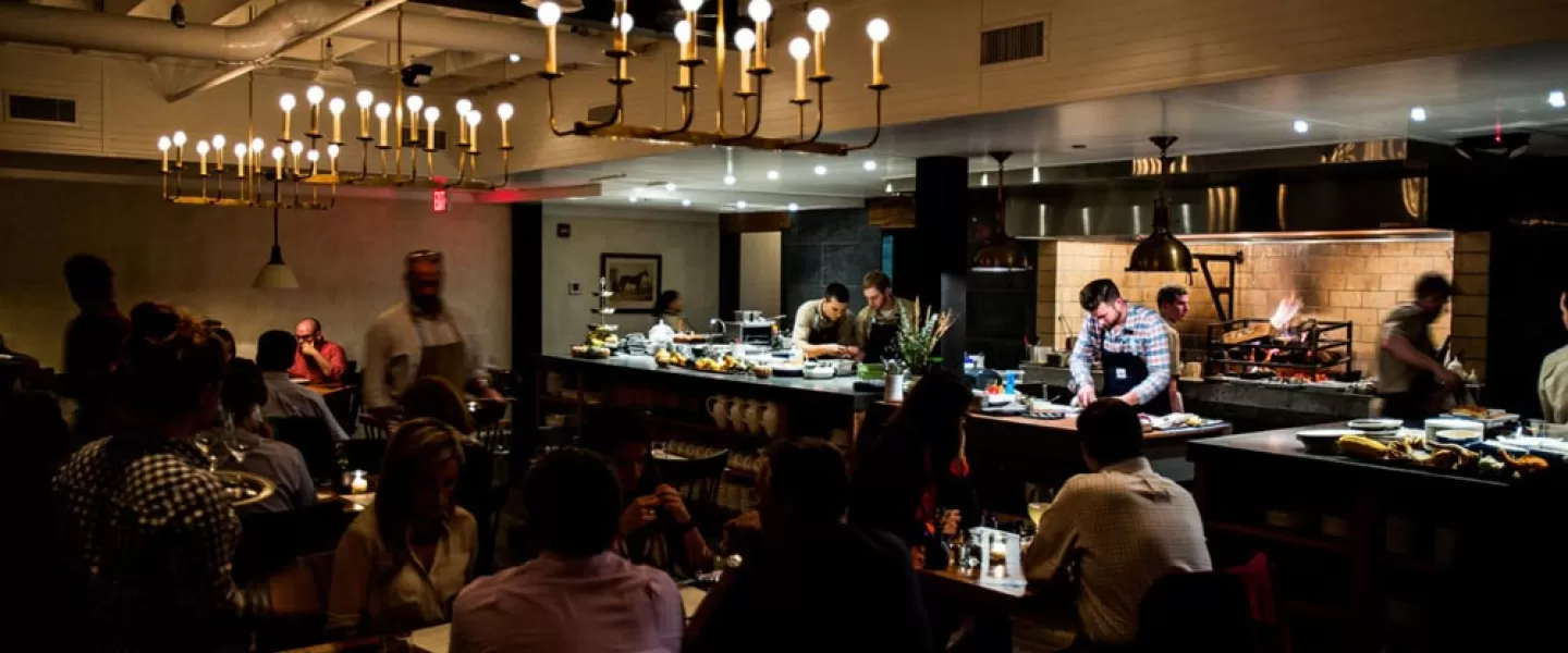 Servicio de cena en The Dabney en Shaw: restaurante romántico con estrella Michelin en Washington, DC