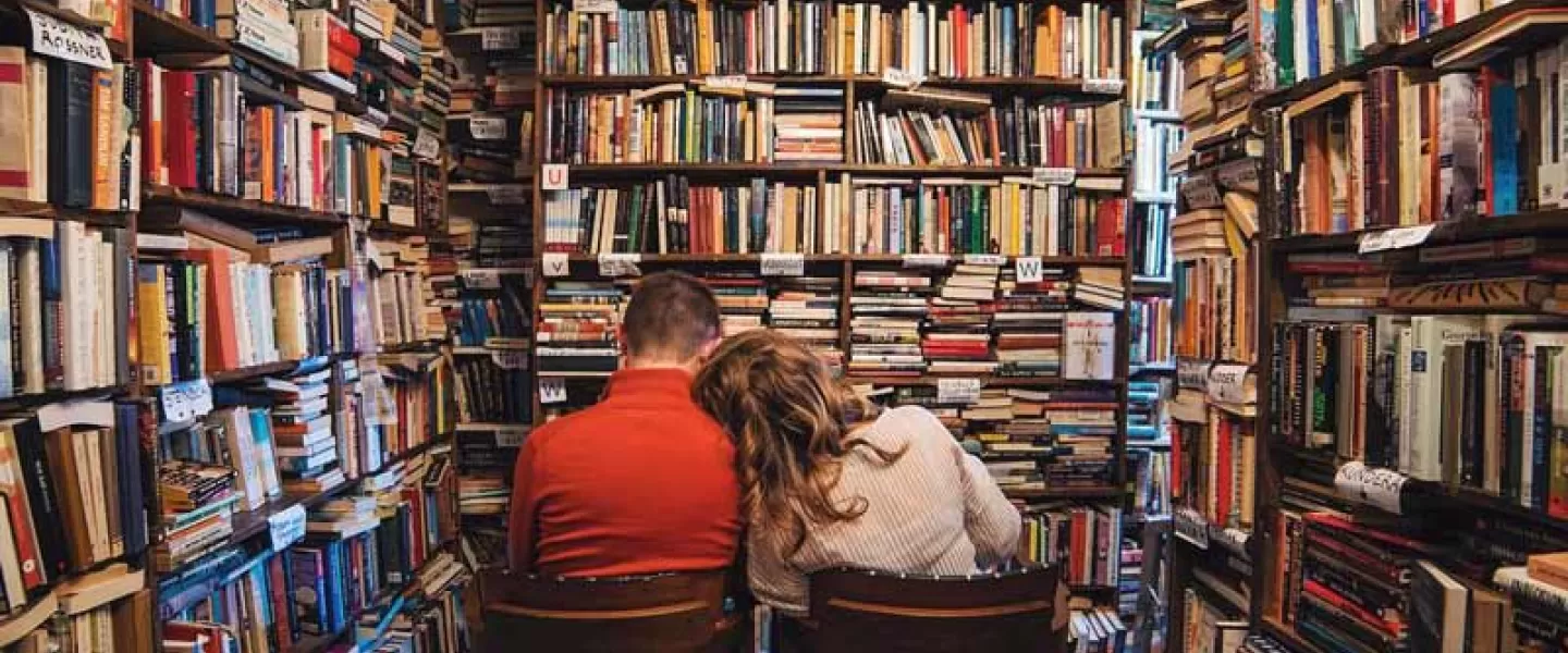 @sanauphoto - Couple at Capitol Hill Books - Independent charming bookstores in Washington, DC