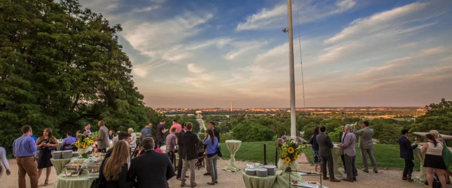 Empresas de catering ecológicas y sostenibles en el área metropolitana de Washington, DC: evento de catering Geppetto con vistas al horizonte de DC
