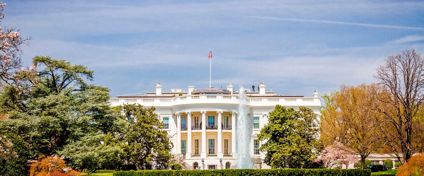 ワシントンDCのホワイトハウスを見学するにはどうすればよいですか 