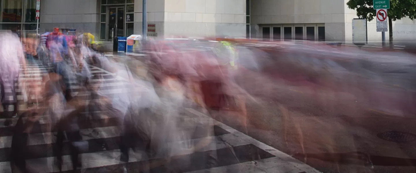 Les congressistes marchant à l'extérieur du centre des congrès pour le campus connecté de DDC