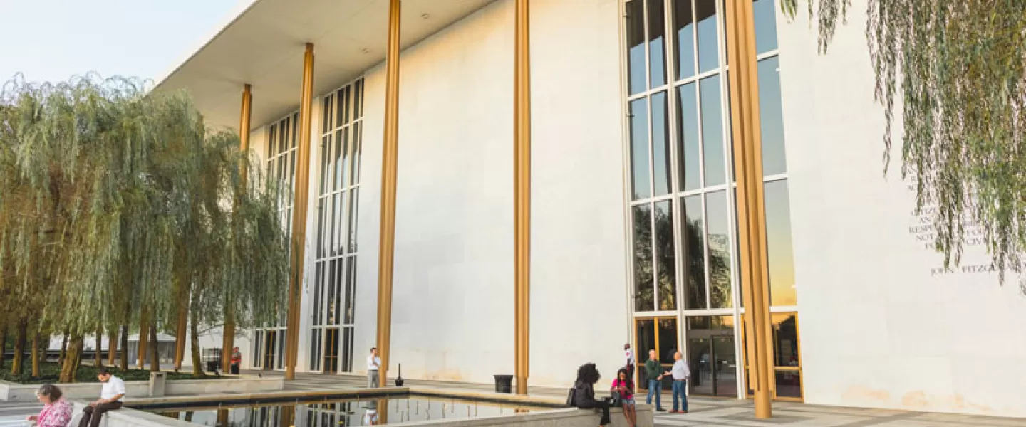Fuera del Kennedy Center en Washington, DC - Guía del Centro John F. Kennedy para las Artes Escénicas
