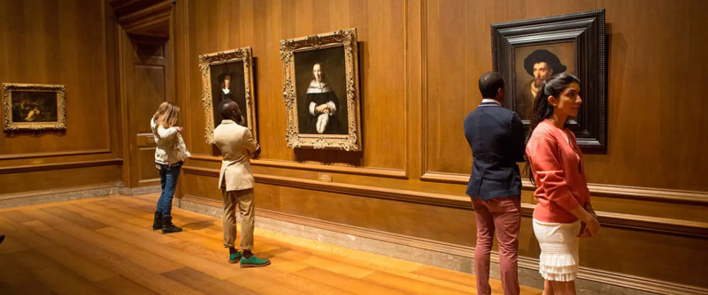 Visiteurs à la National Gallery of Art sur le National Mall - Musée d'art gratuit à Washington, DC