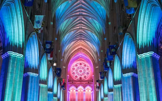 Catedral iluminada por dentro com luzes azuis e rosa (Crédito: Jason Dixson)