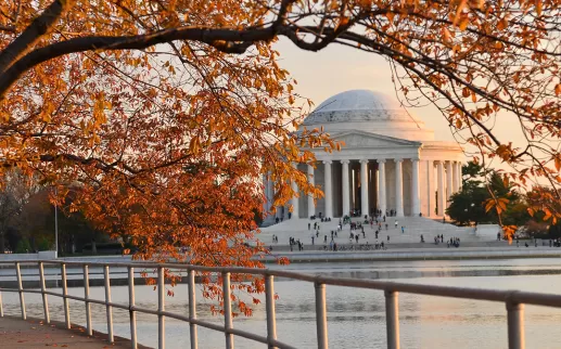 Vista del bacino di marea del Jefferson Memorial in autunno