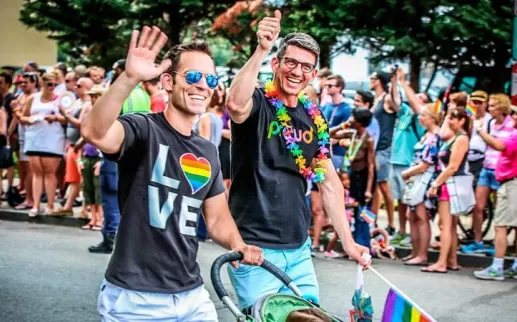 Paar zu Fuß mit Kind während der Capital Pride Parade - LGBTQ-Sommerveranstaltungen in Washington, DC
