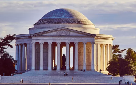Jefferson Memorial avec des visiteurs sur le National Mall - Mémoriaux à Washington, DC