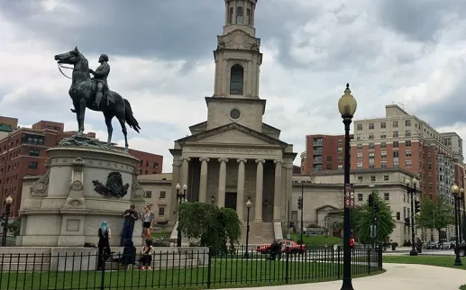 Estatua de Thomas Circle cerca del centro de DC - Círculo de tráfico en Washington, DC