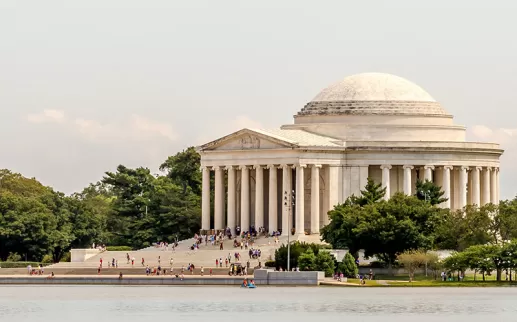 Jefferson Memorial com visitantes no National Mall - Memoriais em Washington, DC