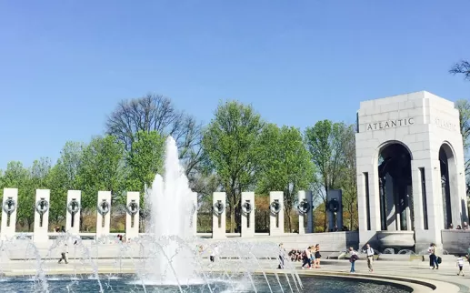 Monumento Nacional de la Segunda Guerra Mundial con visitantes - Monumentos y memoriales en Washington, DC