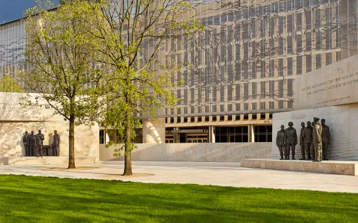 Eisenhower Memorial (Bild mit freundlicher Genehmigung der Eisenhower Memorial Commission; Design des Denkmals von Gehry Partners, LLP; Skulptur von Sergey Eylanbekov; Wandteppich von Tomas Osinski)