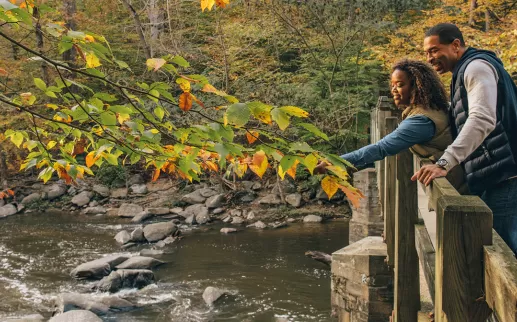 Casal na ponte do Rock Creek Park