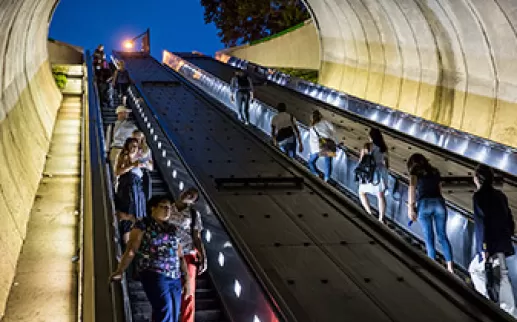 Les usagers du métro sur l'escalator à la sortie nord de Dupont Circle