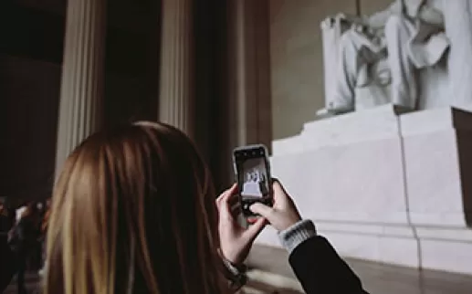 Fille prenant la photo du Lincoln Memorial