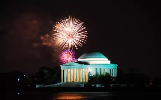 Thomas Jefferson Memorial com fogos de artifício no céu noturno