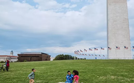 Familie beim Picknick in der National Mall