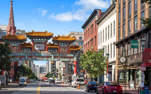 Arco dell'amicizia a Chinatown con Motto by Hilton Washington DC City Center
