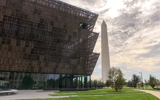 워싱턴 기념탑이 있는 내셔널 몰의 국립 아프리카계 미국인 역사 및 문화 박물관
