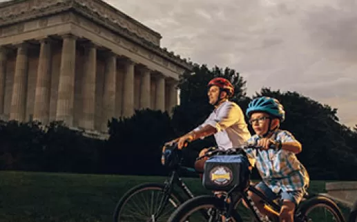 Faire du vélo en famille devant le Lincoln Memorial