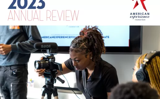 Revisione annuale 2023: una giovane donna nera seduta dietro una telecamera riprende