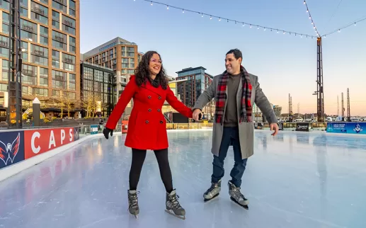 Una coppia pattina sul ghiaccio al The Wharf