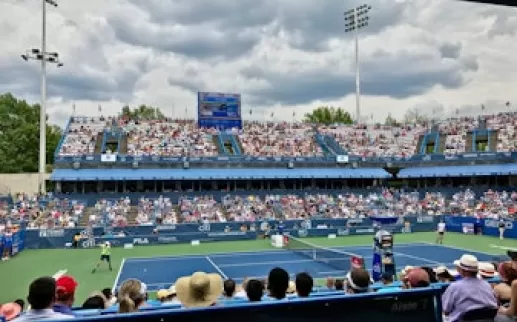Trwa mecz tenisowy na Citi Open z tłumem widzów na trybunach w obiekcie w Waszyngtonie.