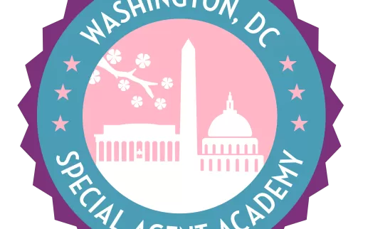 Logo cách điệu có các địa danh của Washington, DC như Đài tưởng niệm Washington, Điện Capitol Hoa Kỳ và Đài tưởng niệm Lincoln với hoa anh đào ở phía trước, được bao quanh bởi dòng chữ "Học viện đặc vụ Washington, DC".