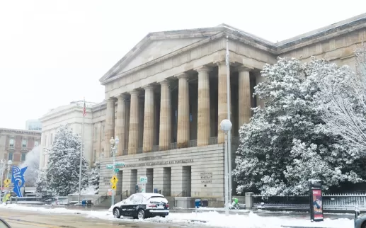 La gran fachada de la Galería Nacional de Retratos cubierta con una capa de nieve fresca en Washington, DC.