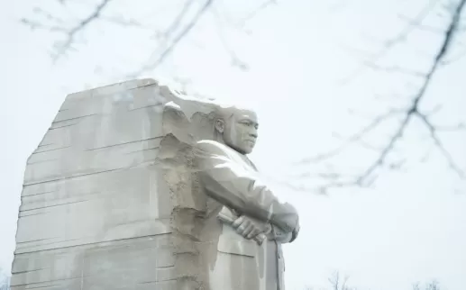 Il Martin Luther King Jr. Memorial si erge maestoso sotto una leggera coltre di neve a Washington, DC.