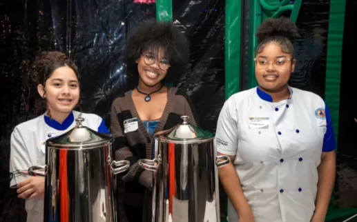 AEF 연례 홀리데이 축하 행사에서 따뜻한 음료를 제공하는 Ballou High School Academy of Culinary Arts의 3학년 학생들