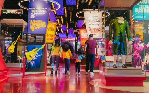 Famiglia che passeggia nel Museo Nazionale di Storia Americana