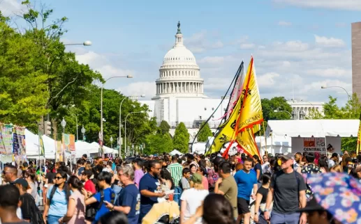 La foule se rassemble pour un festival sur Pennsylvania Avenue à Washington DC.