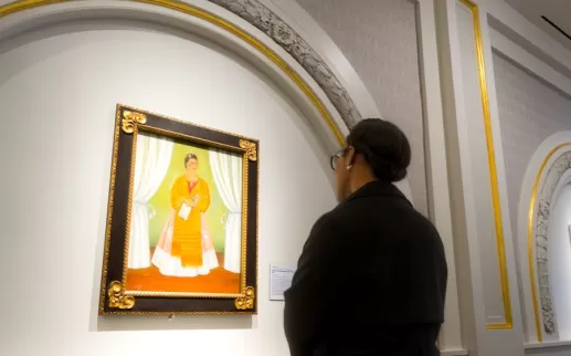 Kobieta patrzy na autoportret Fridy Kahlo w Narodowym Muzeum Kobiet w Sztuce.